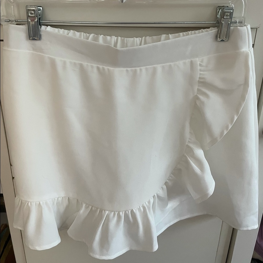 BRAND NEW TCEC ruffle white skort
